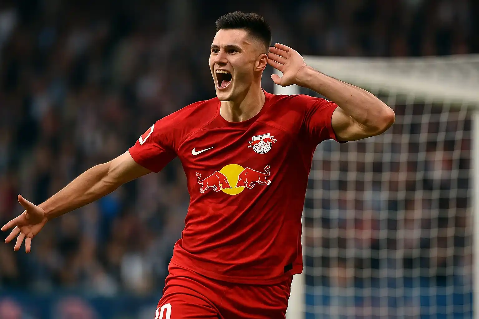 Benjamin Sesko ăn mừng sau pha lập công ấn tượng